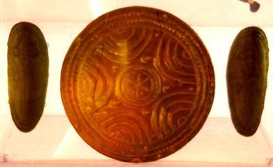 Mburoje dhe kallcike kembesh bronzi Ilire. Origjinali gjendet ne Muzeumin e Tiranes. Afersisht 50 cm ne diameter. Rreth vitit 400 P.E.S.