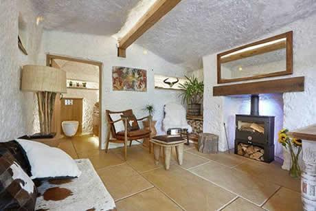 Shpella 800-vje�are nga brenda