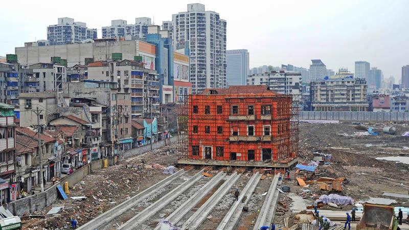 Puntoret bhen gati pr t lvizur ndrtesn 90m n Wuhan Hubei, provincn e Kins