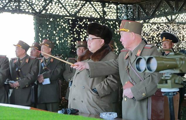 Kim Jong-Un, me i plot se zakonisht vzhgon strvitjet ushtarake
