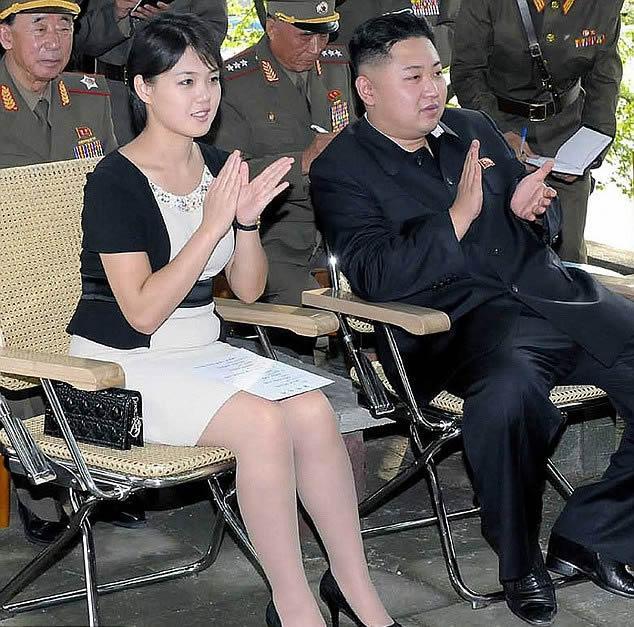 Kim Jong-Un, n� vitin 2012, me gruan e tij Ri Sol-Ju