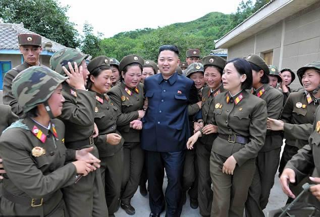 Kim Jong-Un, n� vitin 2012, rrethuar nga nj� grup oficeresh