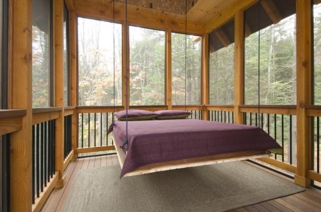 Përdorni elementë të drunjtë në mobiljet tuaja, varni një panoramë në mur me pamjen e një pylli, ose ndërtoni një krevat të varur në tavan për një ndjenjë të papërshkrueshme rehatie.