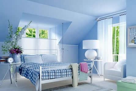 Dhoma me ngjyrë kaltër e çelur