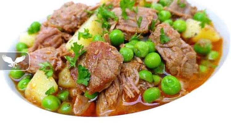 Gjellë me mish, patate dhe bizele