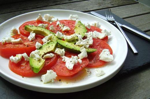 Domate, avokado, djath�, piper dhe vaj ulliri